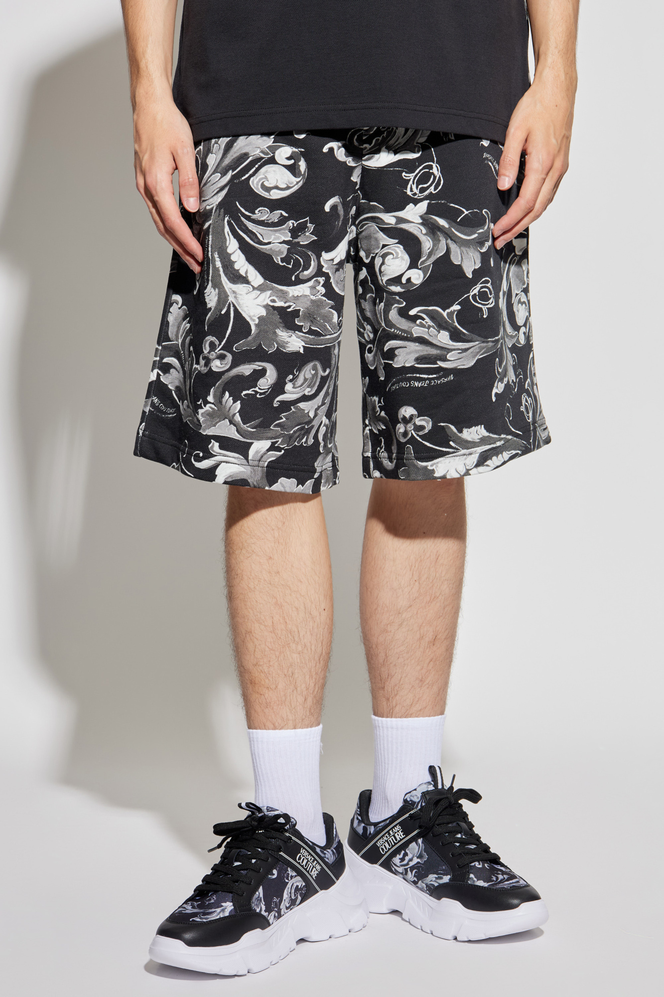 ショートパンツ VERSACE FW25 'Barocco' shorts (10204161A15278 5K650) 楽天市場】ヴェルサーチジーンズクチュール VERSACE JEANS